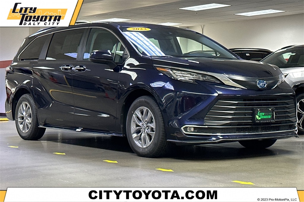 2023 Toyota Sienna XLE's photo