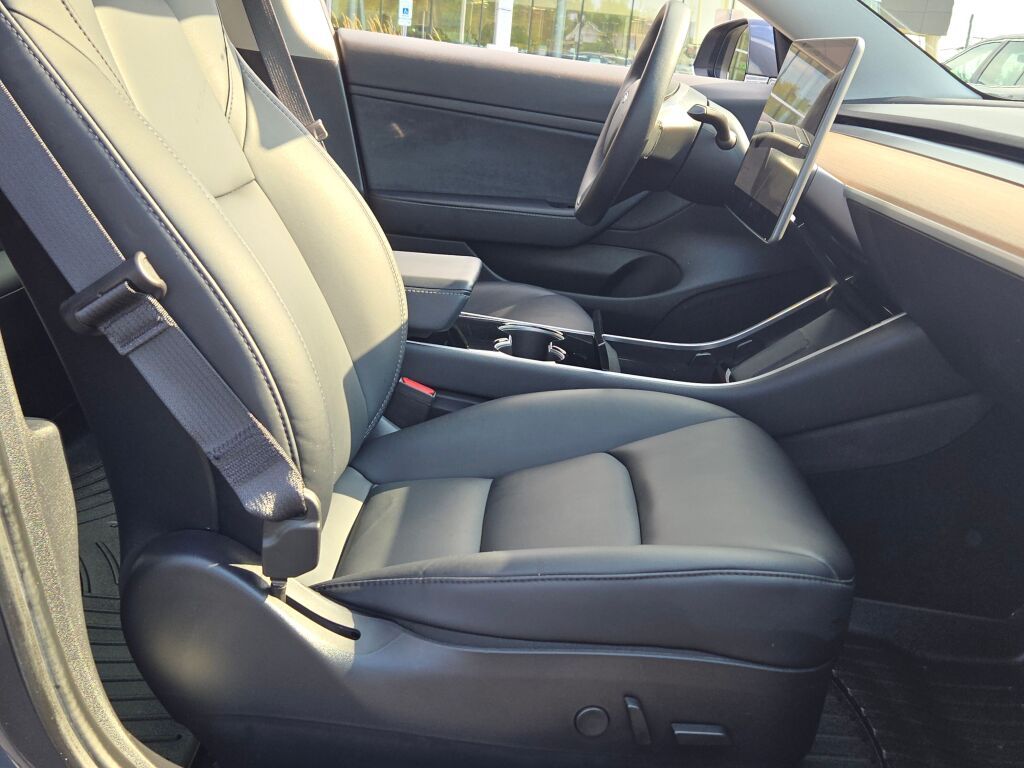 2020 Tesla Model 3 Standard Range Plus photo 6