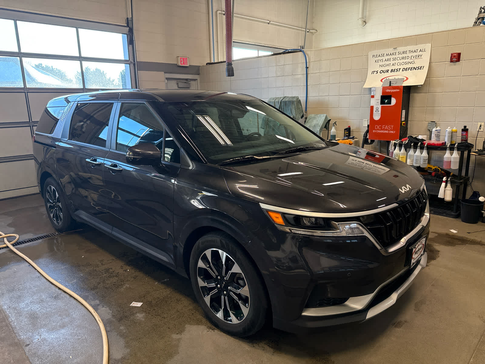 2024 Kia Carnival EX's photo