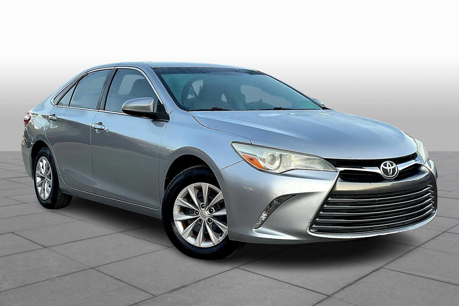 2016 Toyota Camry LE photo 2