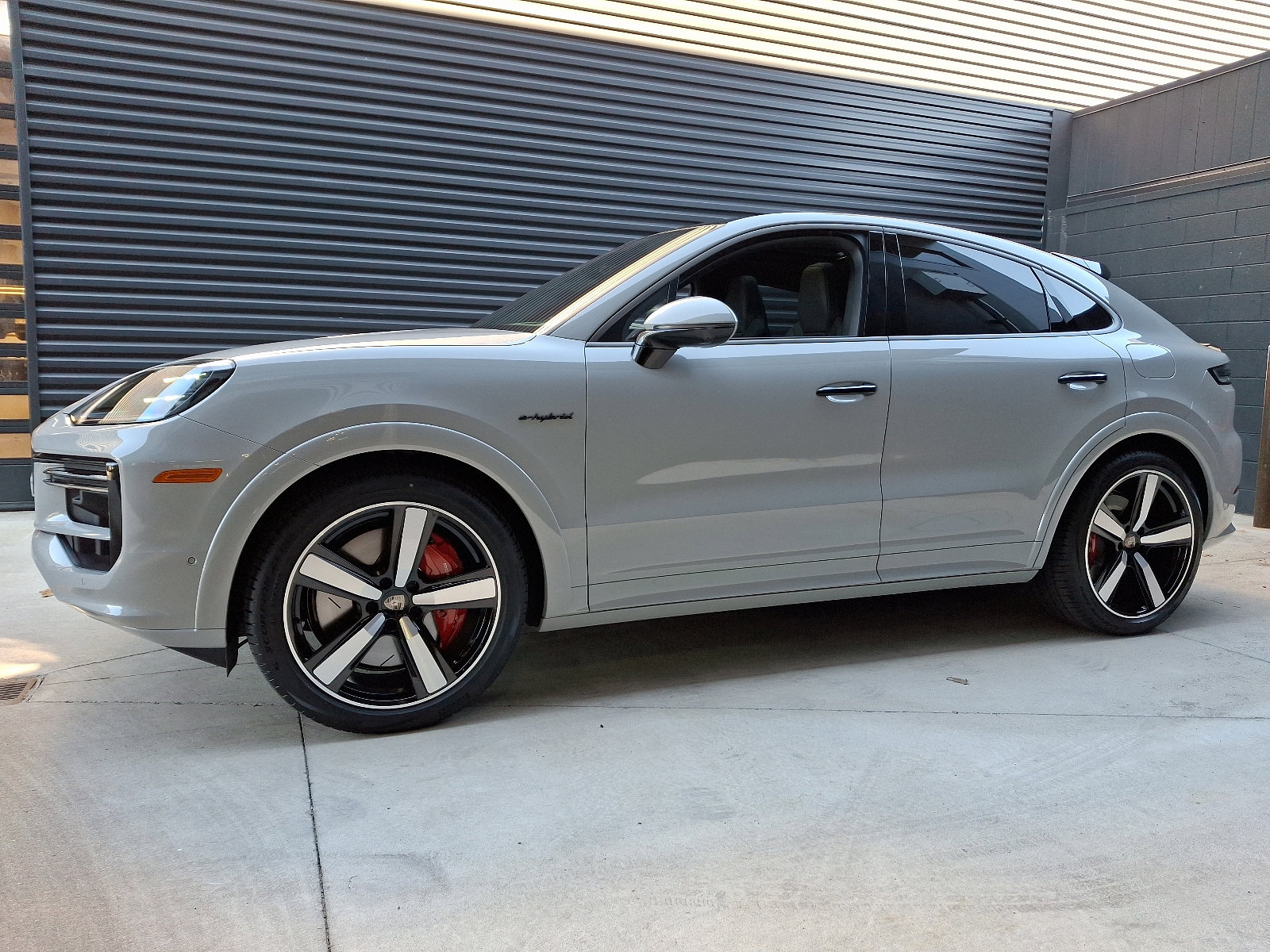 2025 Porsche Cayenne E-Hybrid Turbo photo 2