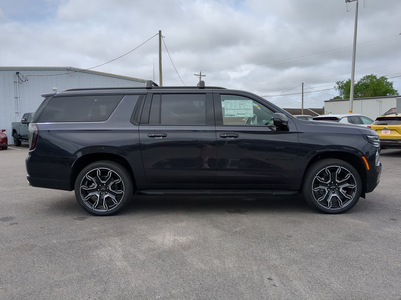 2025 Chevrolet Suburban RST photo 4