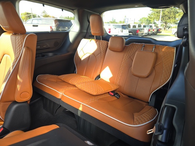 2026 Chrysler Pacifica Pinnacle photo 14