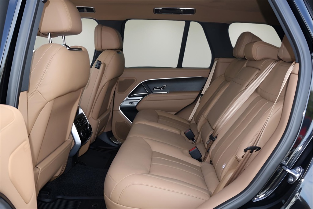 2025 Land Rover Range Rover SE photo 13