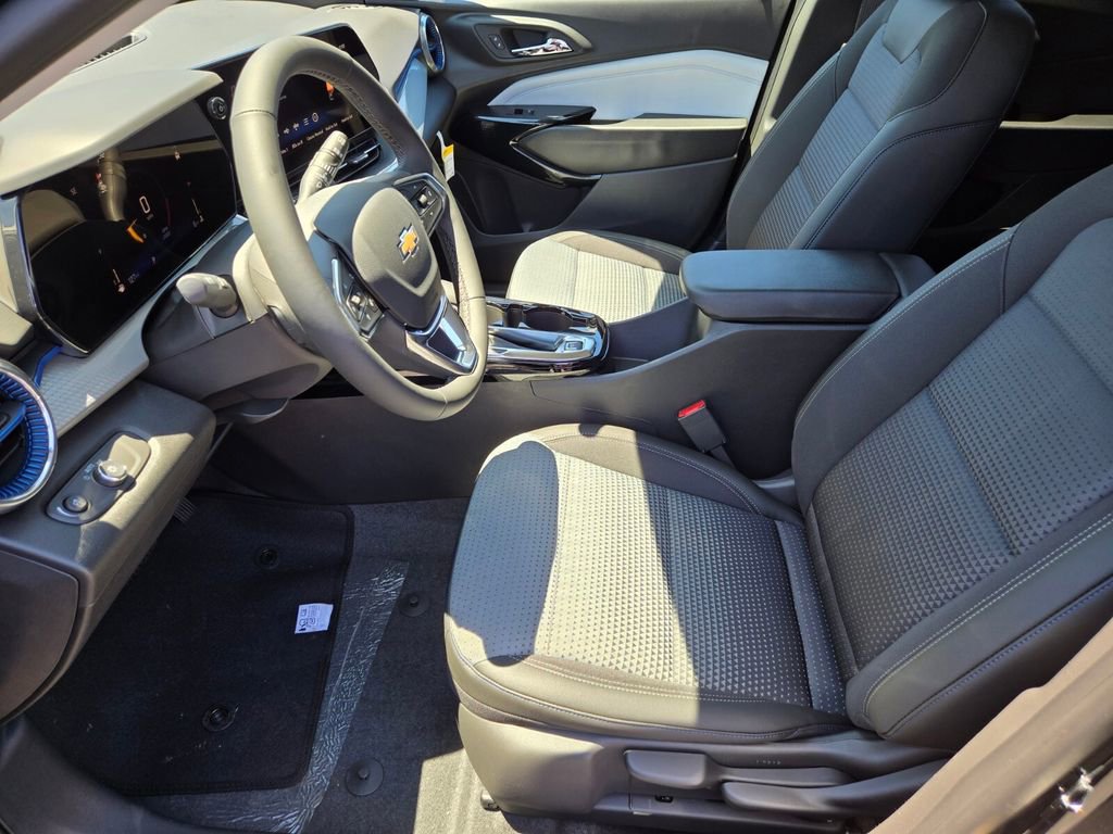 2025 Chevrolet Trax LT photo 2