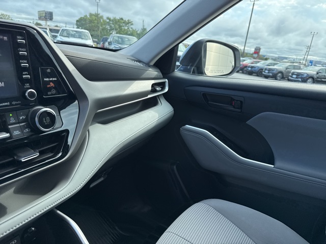 2022 Toyota Highlander LE photo 22
