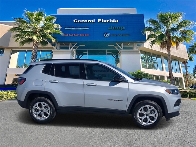 2025 Jeep Compass North Edition Latitude photo 2