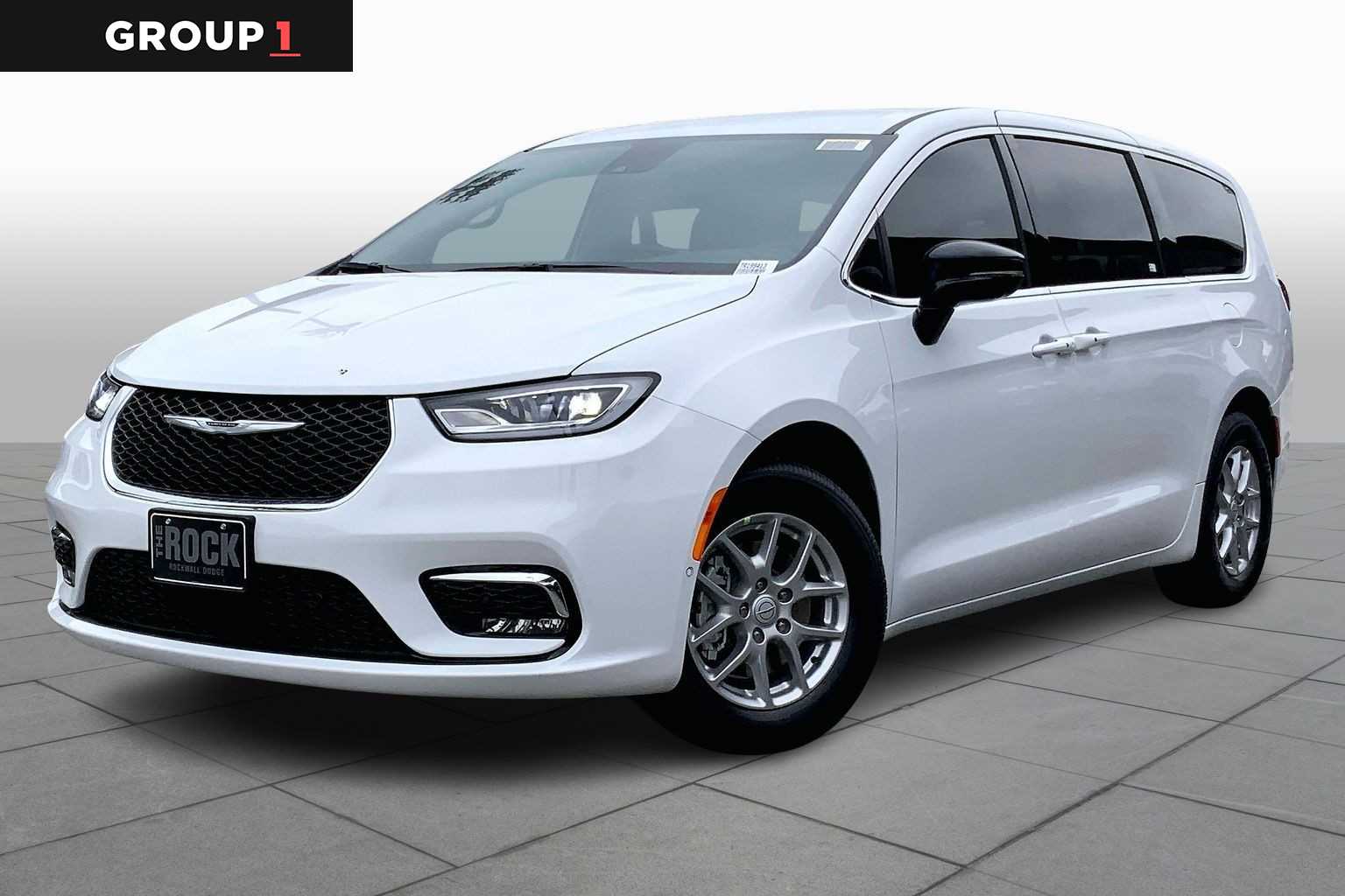 2026 Chrysler Pacifica Select's photo