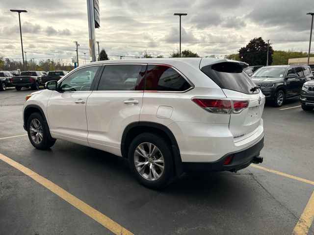 2015 Toyota Highlander LE Plus photo 2