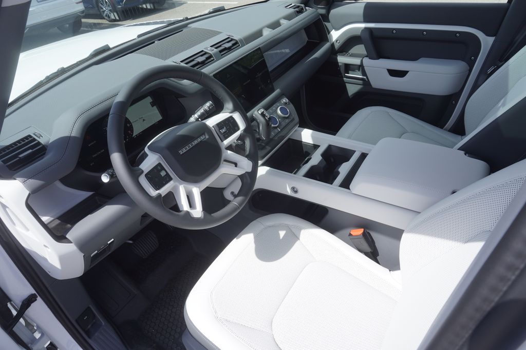 2025 Land Rover Defender 110 S photo 16