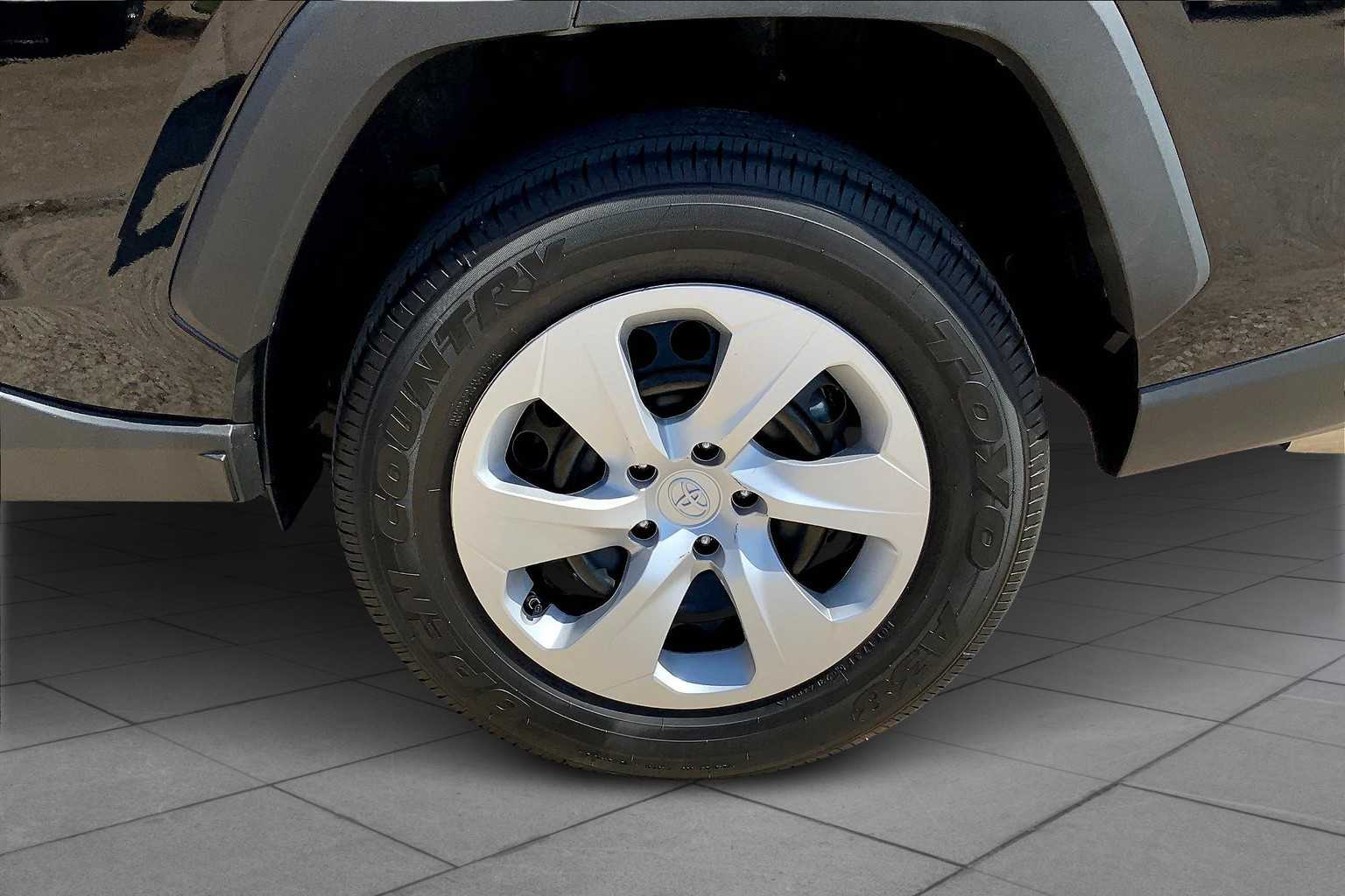 2025 Toyota RAV4 LE photo 9