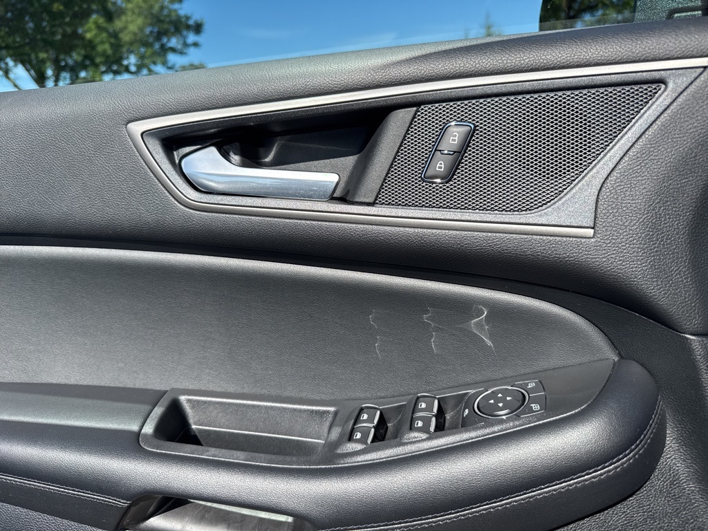 2022 Ford Edge SEL photo 18