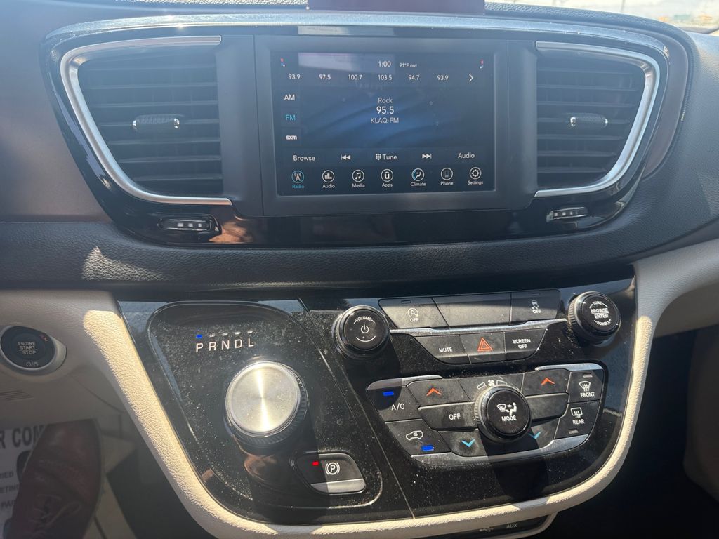 2020 Chrysler Voyager LXi photo 9