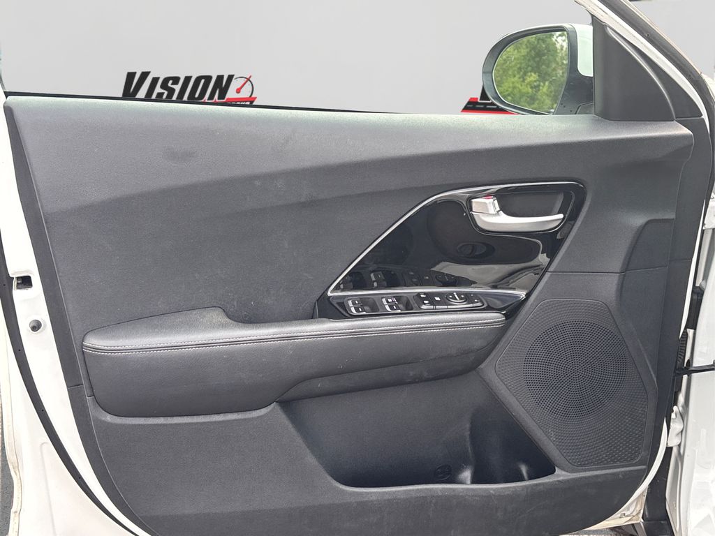 2022 Kia Niro LXS photo 21