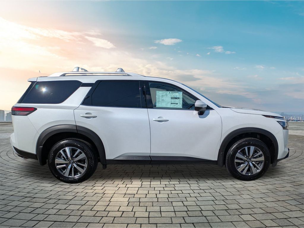 2025 Nissan Pathfinder SL photo 2