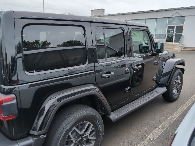 2025 Jeep Wrangler Sahara photo 4