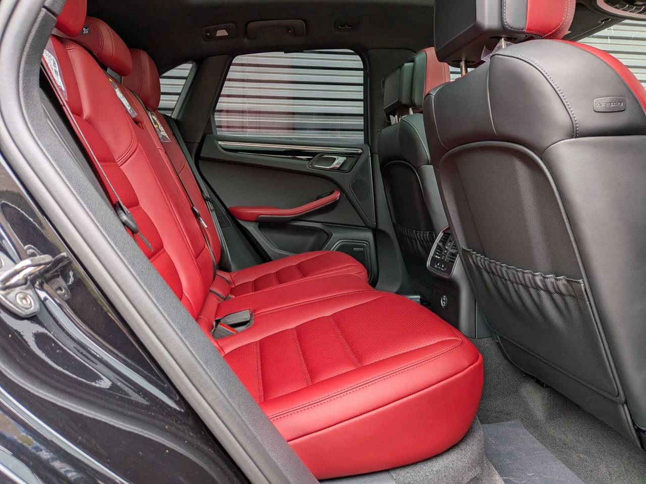 2025 Porsche Macan S photo 23