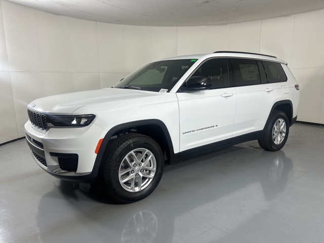 2025 Jeep Grand Cherokee Laredo Altitude photo 3
