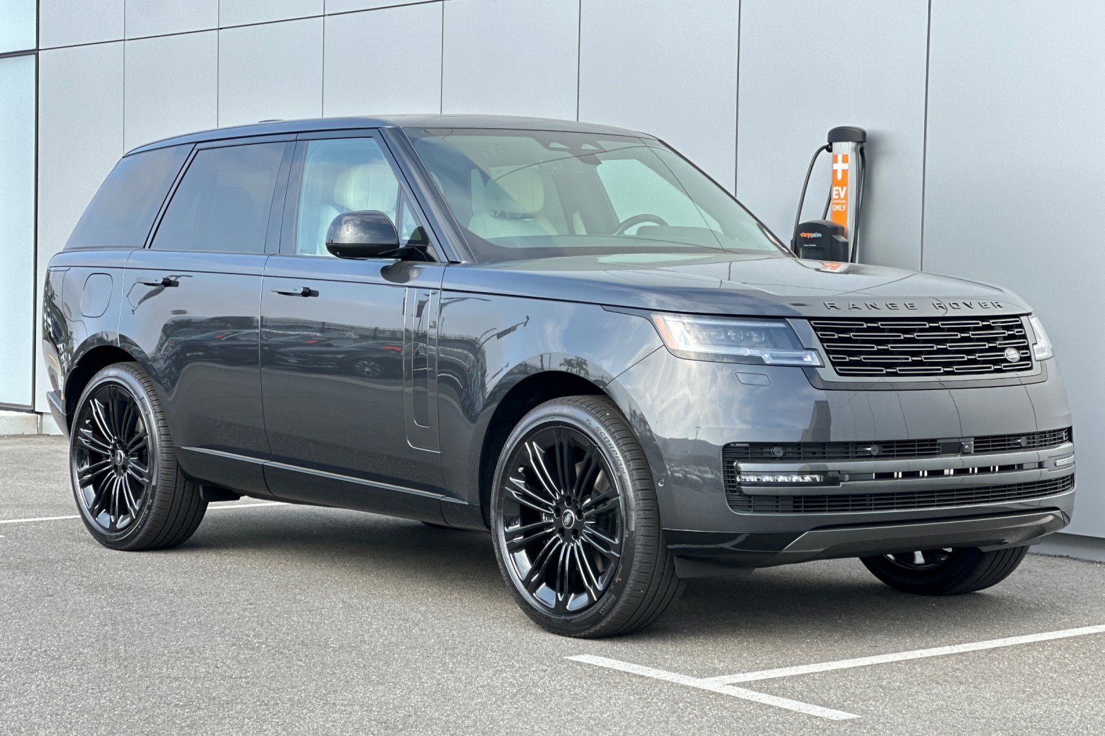 2025 Land Rover Range Rover SE photo 7