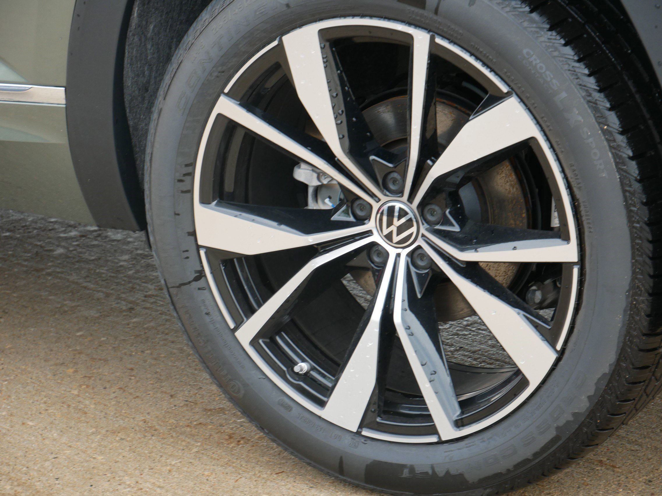 2025 Volkswagen Atlas Cross Sport SEL Premium R-Line photo 3