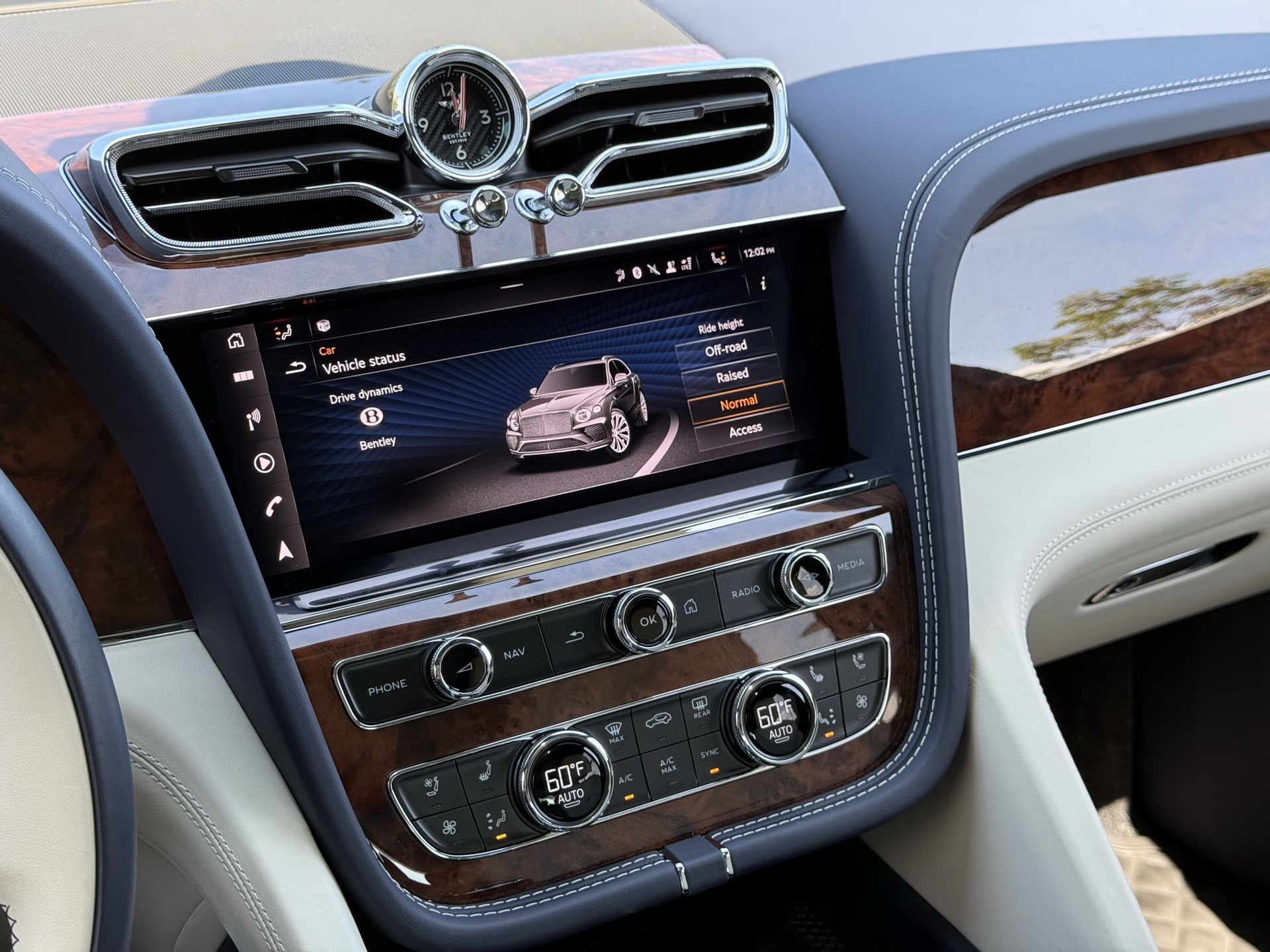 2024 Bentley Bentayga V8 photo 19