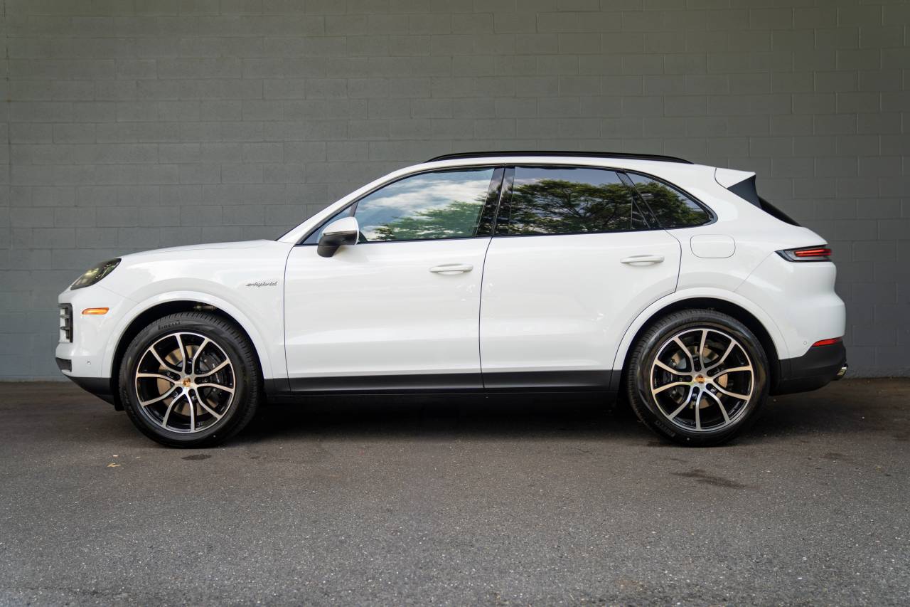 2025 Porsche Cayenne E-Hybrid photo 2