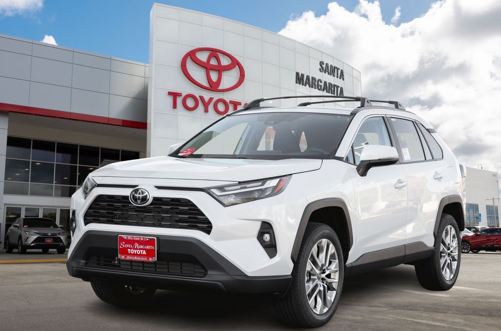 2025 Toyota RAV4 XLE's photo