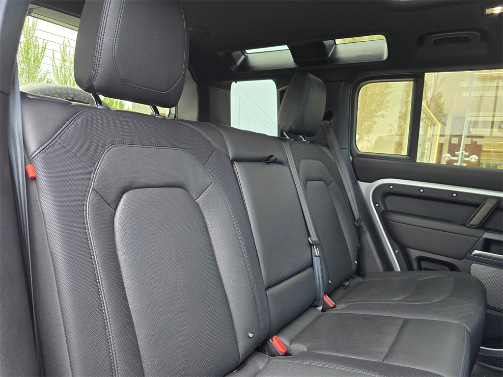 2024 Land Rover Defender 110 X-Dynamic SE photo 27