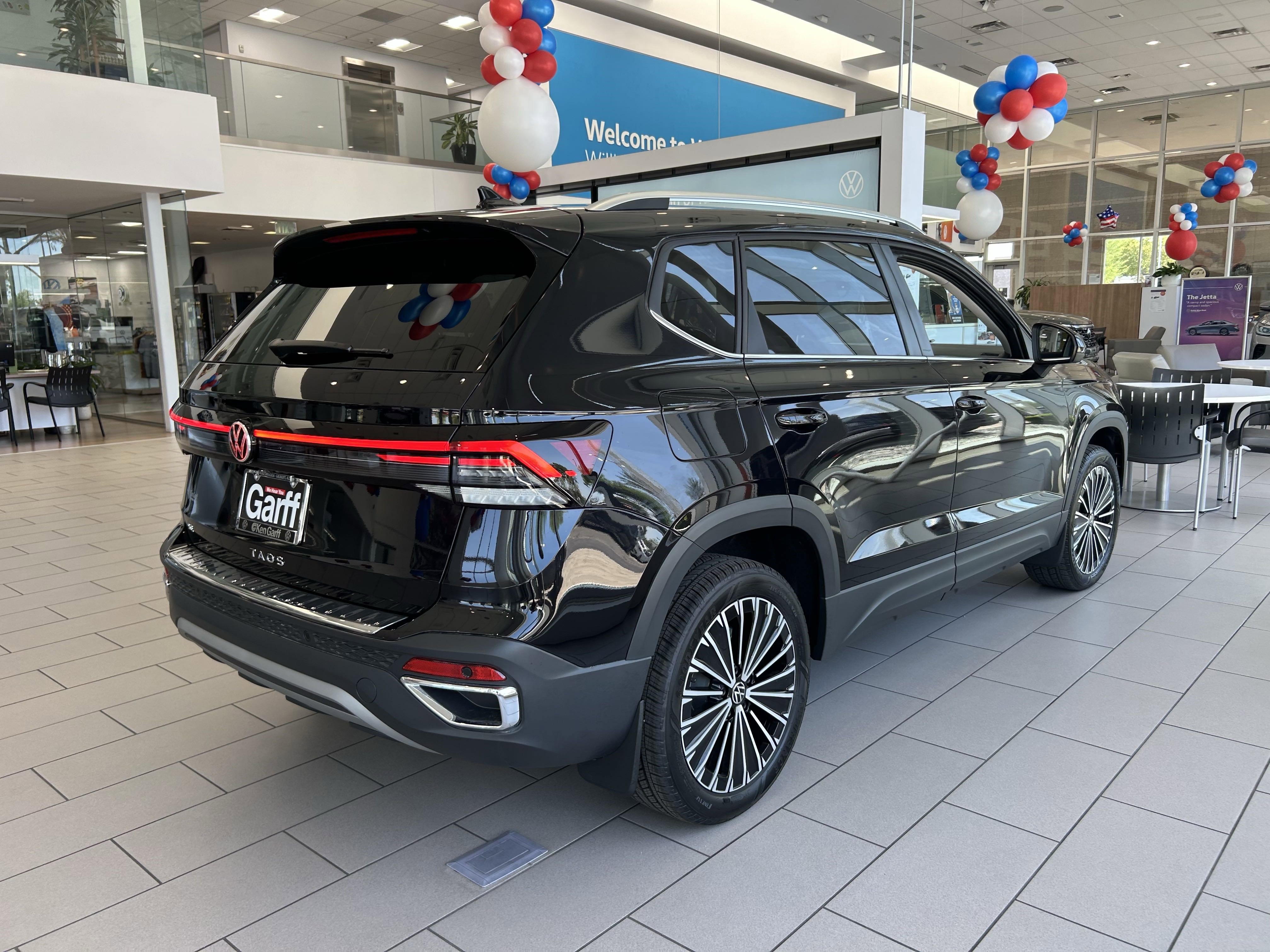 2025 Volkswagen Taos SE photo 3