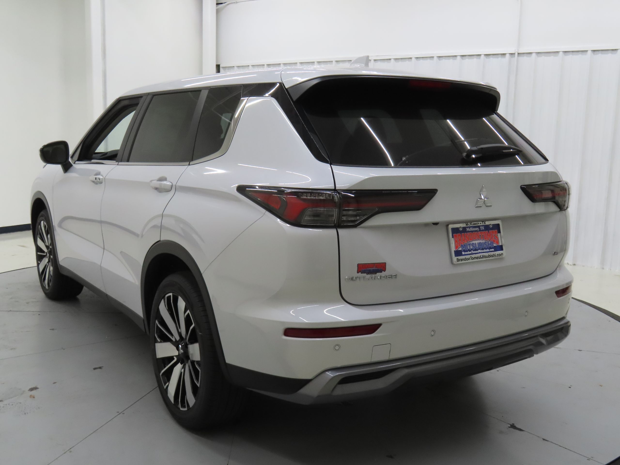 2025 Mitsubishi Outlander SE photo 4