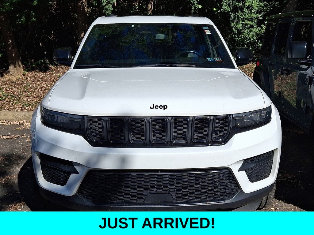 2023 Jeep Grand Cherokee Laredo Altitude photo 2