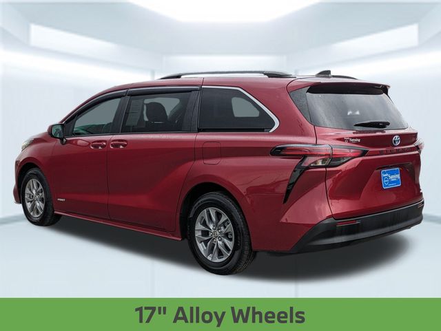 2021 Toyota Sienna LE photo 2