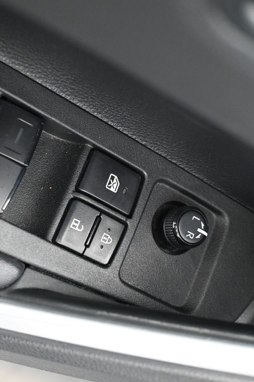 2023 Toyota Corolla Cross XLE photo 12