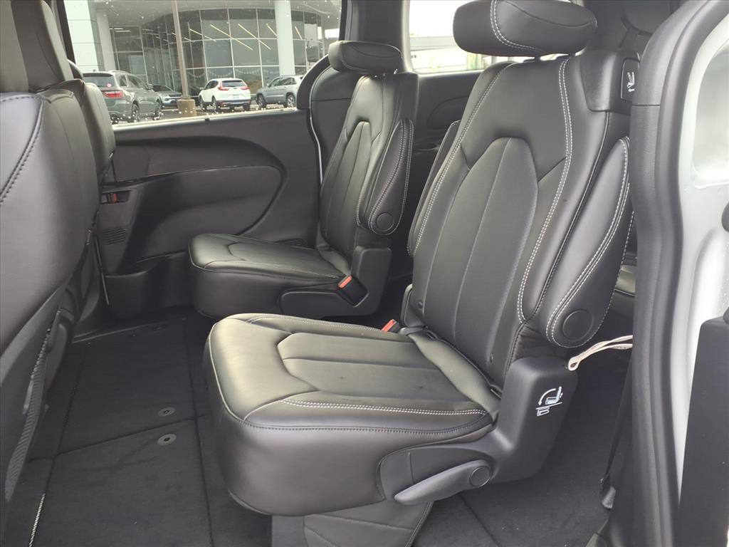 2026 Chrysler Pacifica photo 4