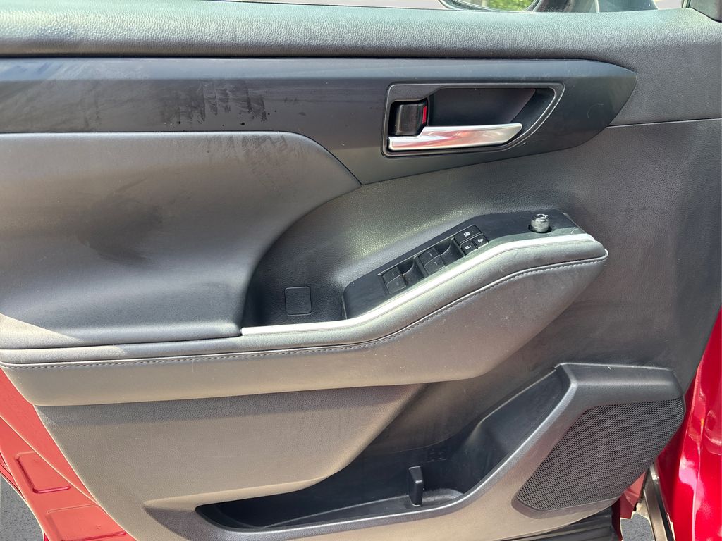 2022 Toyota Highlander XLE photo 26