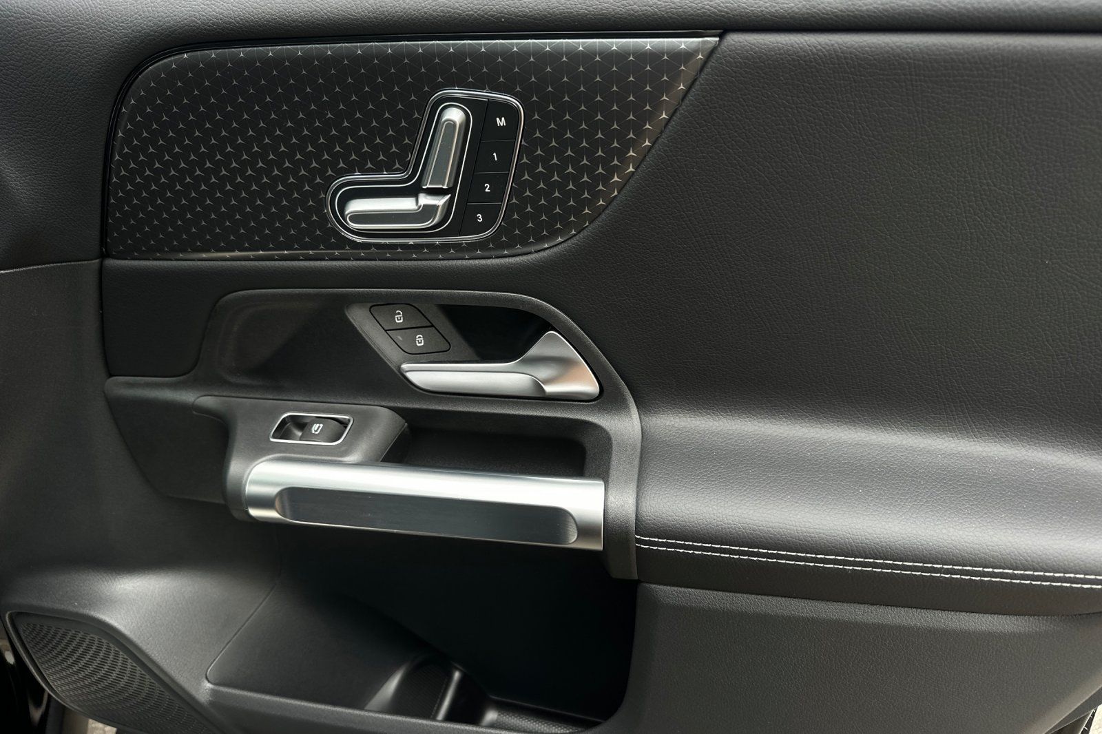2025 Mercedes Benz GLB 250 photo 28