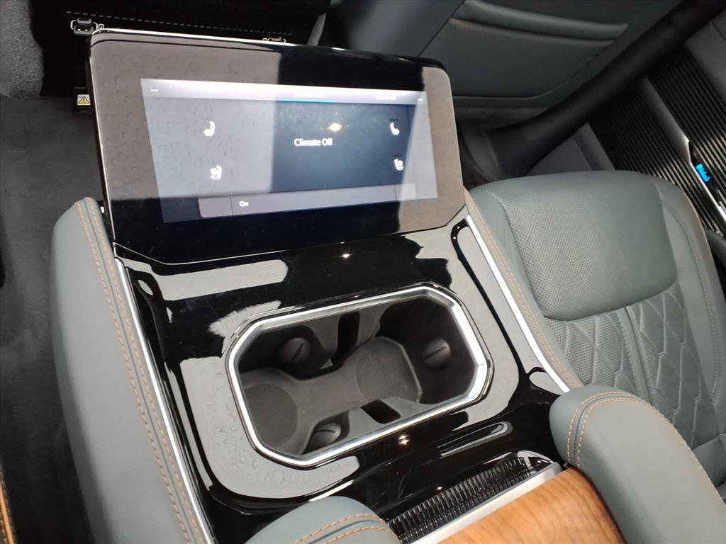 2024 Jeep Grand Wagoneer L III photo 4