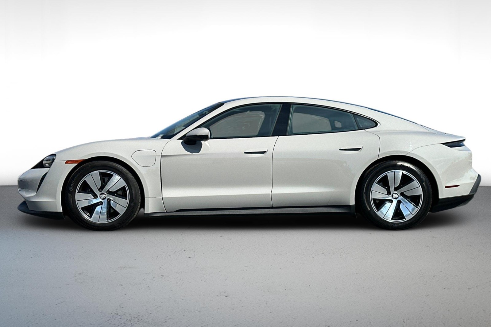 2023 Porsche Taycan photo 3