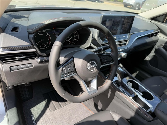 2025 Nissan Altima SR photo 2