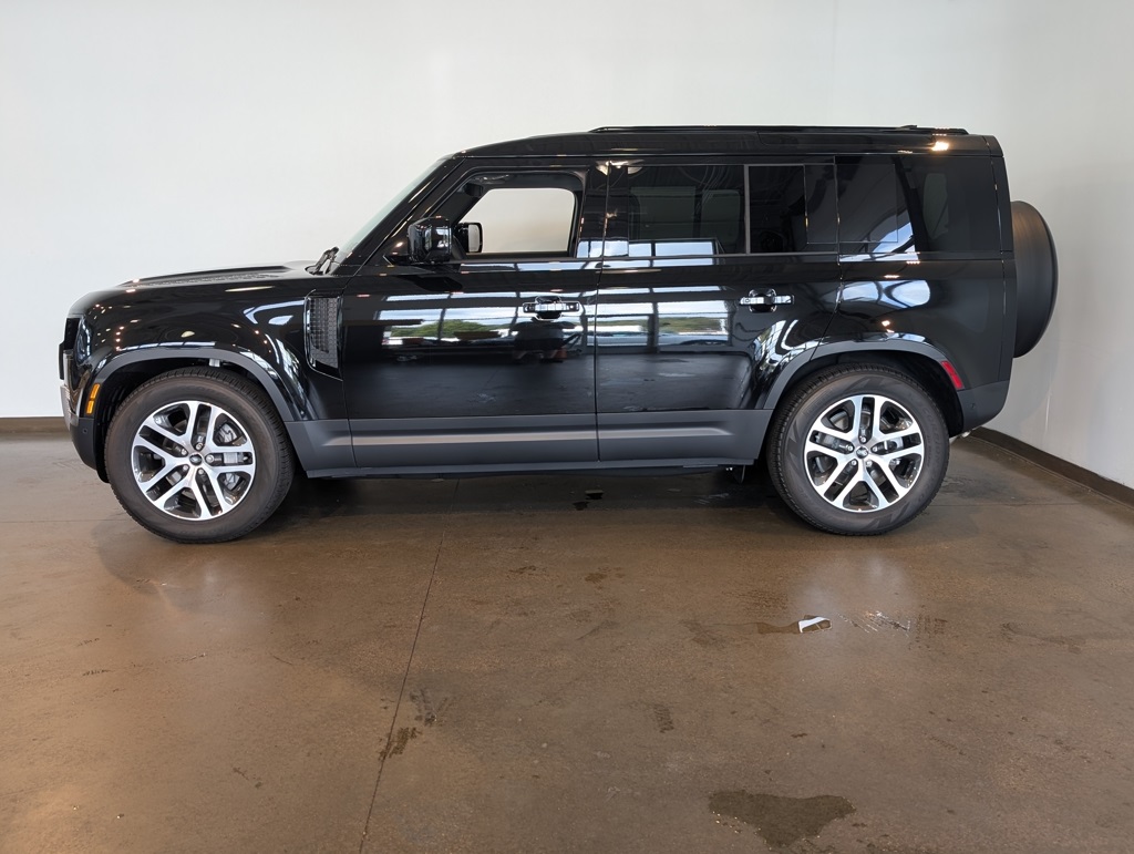 2025 Land Rover Defender 110 S photo 3