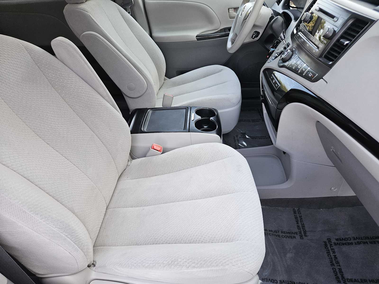 2013 Toyota Sienna LE photo 9