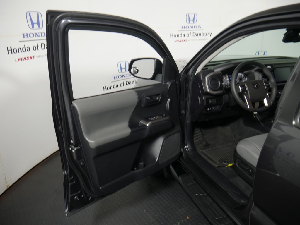 2022 Toyota Tacoma SR5 photo 9
