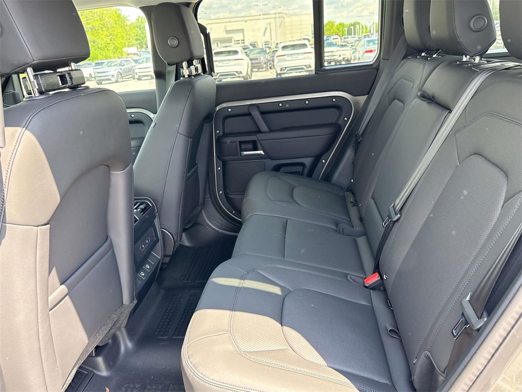 2025 Land Rover Defender 110 S photo 13