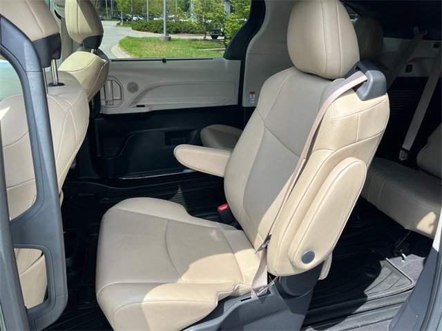 2022 Toyota Sienna XLE photo 14