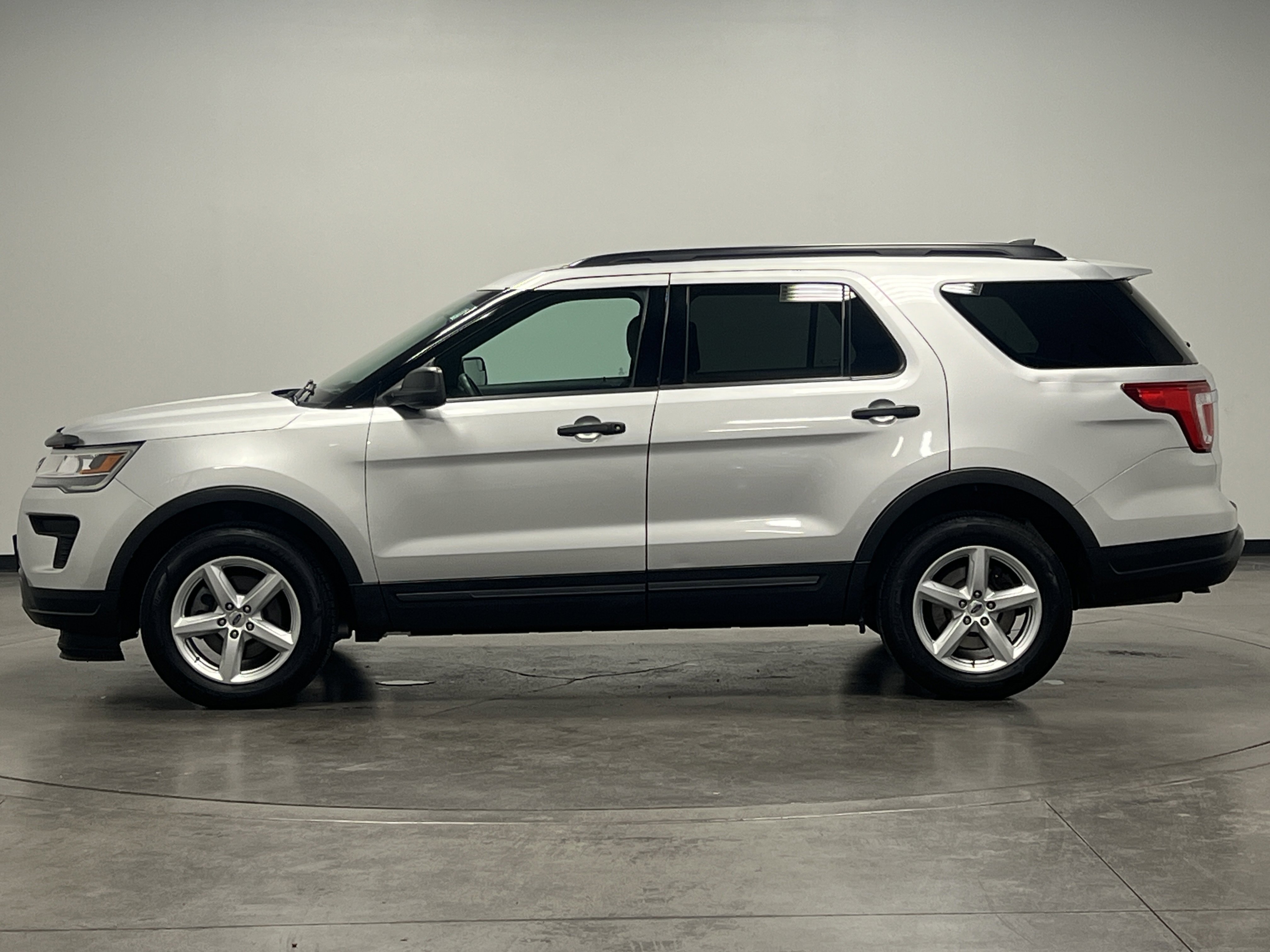 2019 Ford Explorer Base photo 3