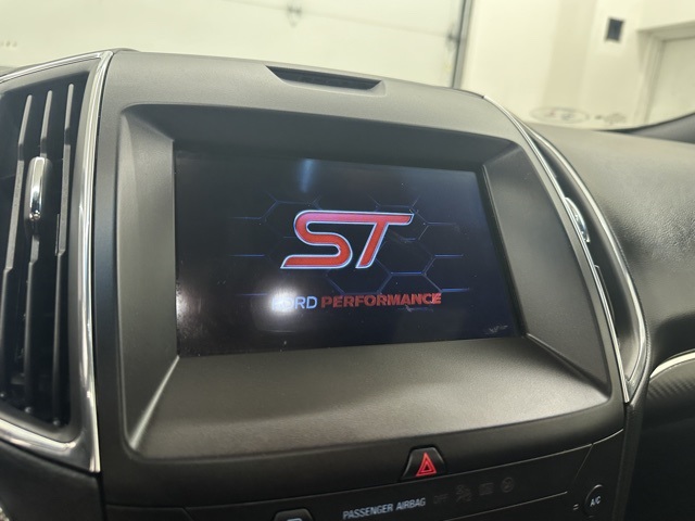 2020 Ford Edge ST photo 22