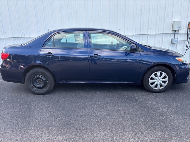 2013 Toyota Corolla LE photo 2