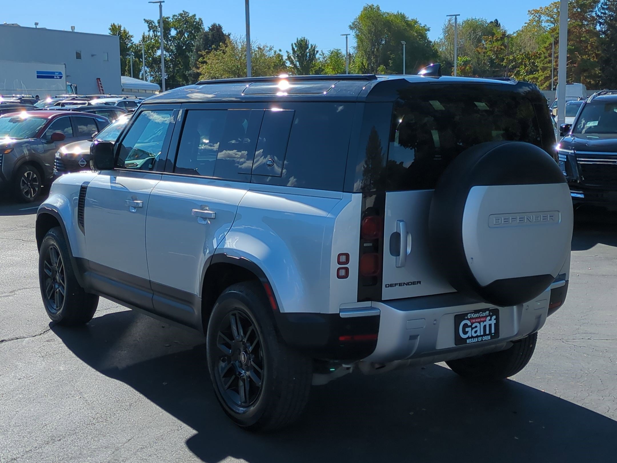 2023 Land Rover Defender 110 S photo 4