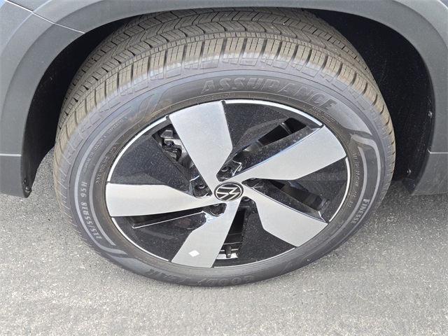 2025 Volkswagen Taos S photo 3
