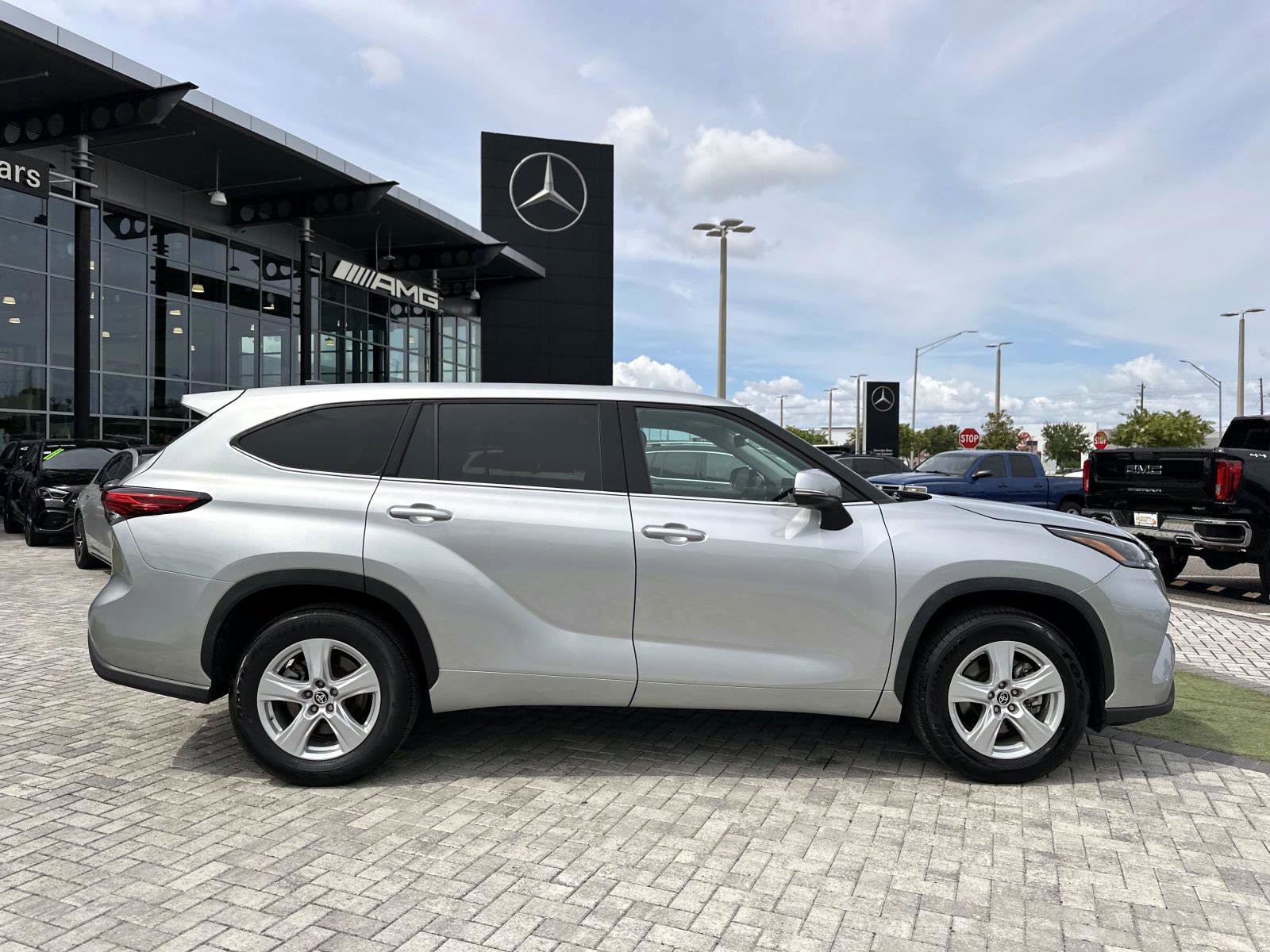 2022 Toyota Highlander LE Hybrid photo 3